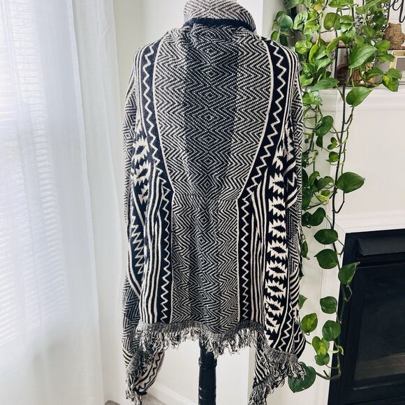 PINK Victoria's Secret Black and White Patterned Cardigan Sweater. Size L. EUC. - Picture 6 of 8